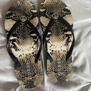 Women’s size 6 Guess flip flops.